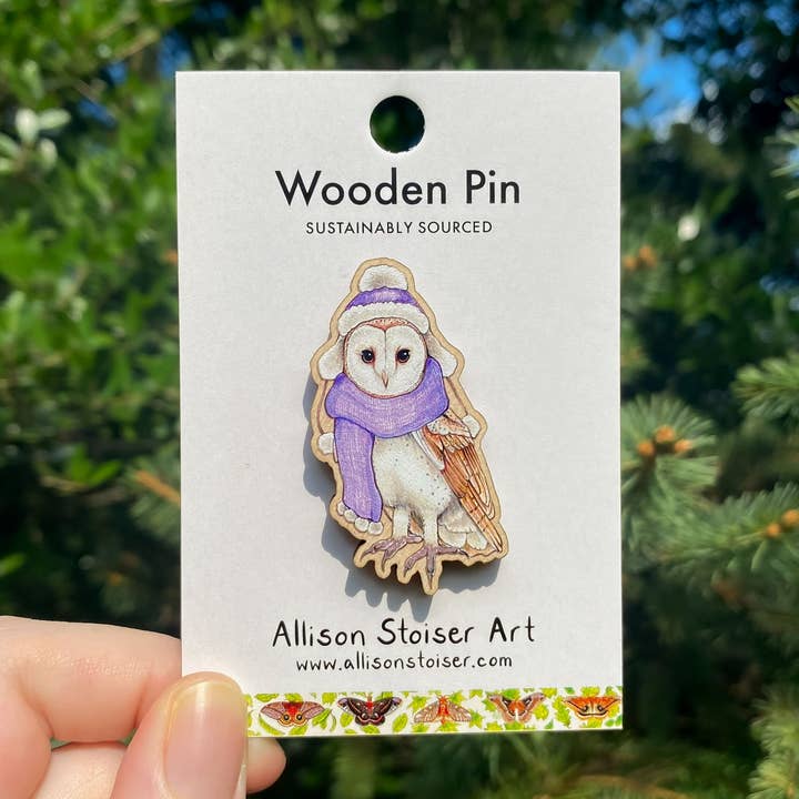 Gemütliche Schleiereule Holz-Pin (nachhaltig bezogen) für den Großhandel von Allison Stoiser Art
