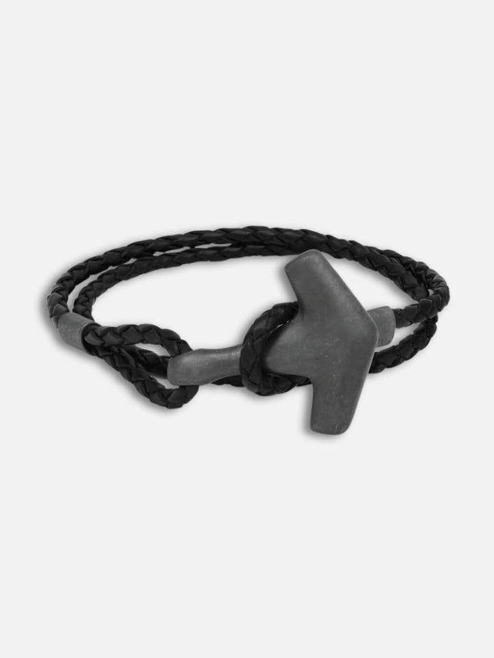 Bracciale ad arco in argento ossidato e doppia pelle nera per la vendita all'ingrosso da parte di Freya & Thor of Sweden