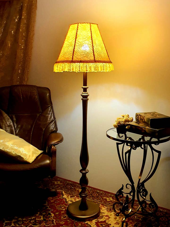 Abat-jour jaune. Abat-jour victorien fait main en tissu de soie avec franges. 1114 pour la vente par DelightLamps