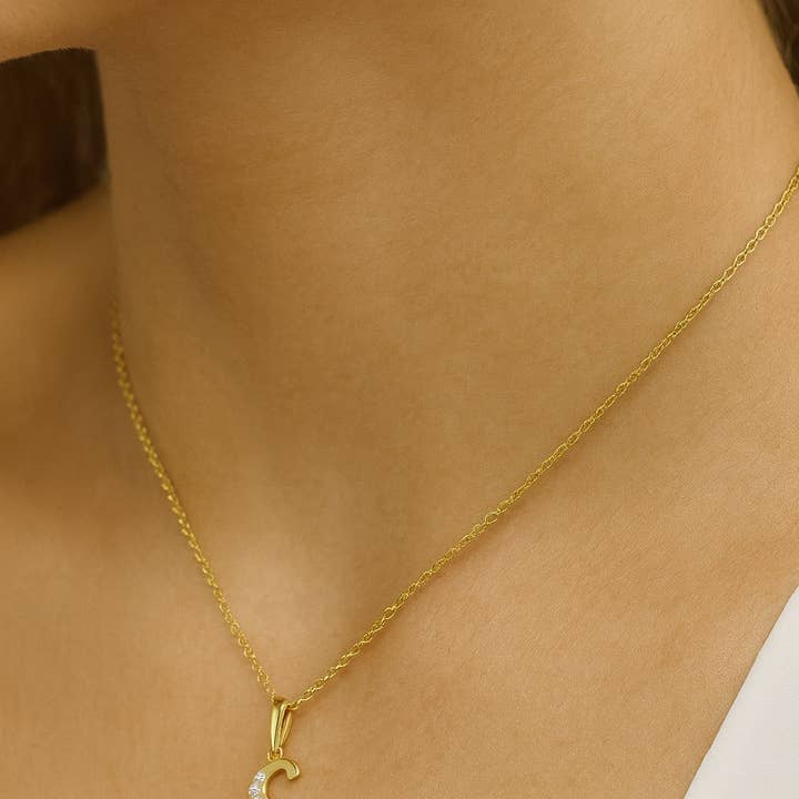 Collier Initiale Lumineuse Cursive 14k pour la vente par Karen Cole Timeless Treasures