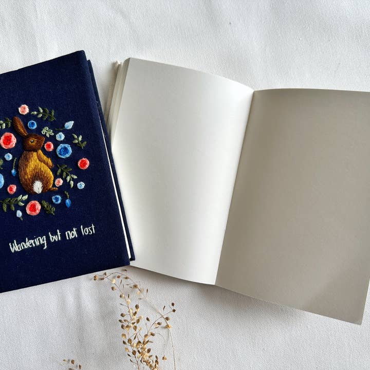 Quince Fables - Vendita all'ingrosso Diari/agende - Diario fatto a mano con grazioso ricamo e citazione ispiratrice, collezione Rory