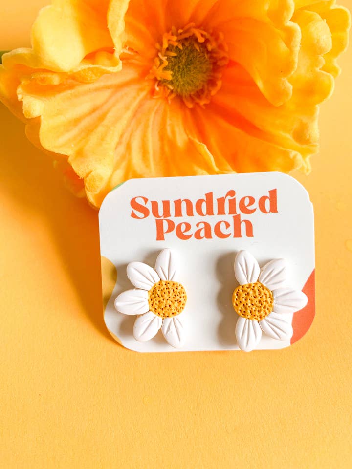 Clous d'oreilles demi-marguerite pour la vente par Sundried Peach