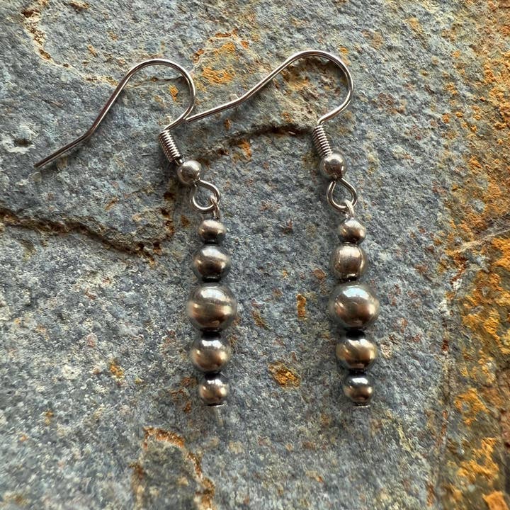 Pendientes de Perlas Graduadas de Plata de Ley. para venta al por mayor de Wild Mountain Silver