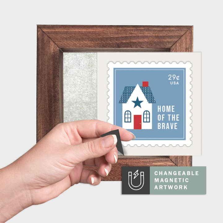 Magnetisk sæsonbestemt dekoration til udskifteligt skilt (Mini): Hjem for de Modige Frimærke | Fjerde juli / Sommer | Magnetisk skiltblank sælges separat for engroshandel hos Simpler Seasons Decor
