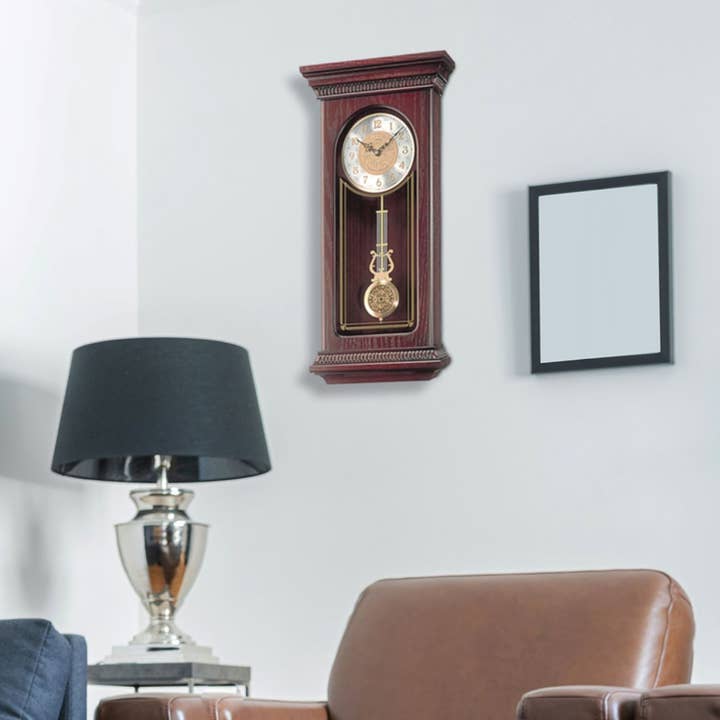 Horloge murale en acajou avec pendule et carillon pour la vente par Seiko Clocks USA