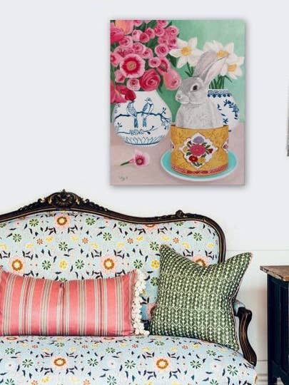 Affiche artistique lapin avec vases chinoiserie, roses et jonquilles pour la vente par Sally B