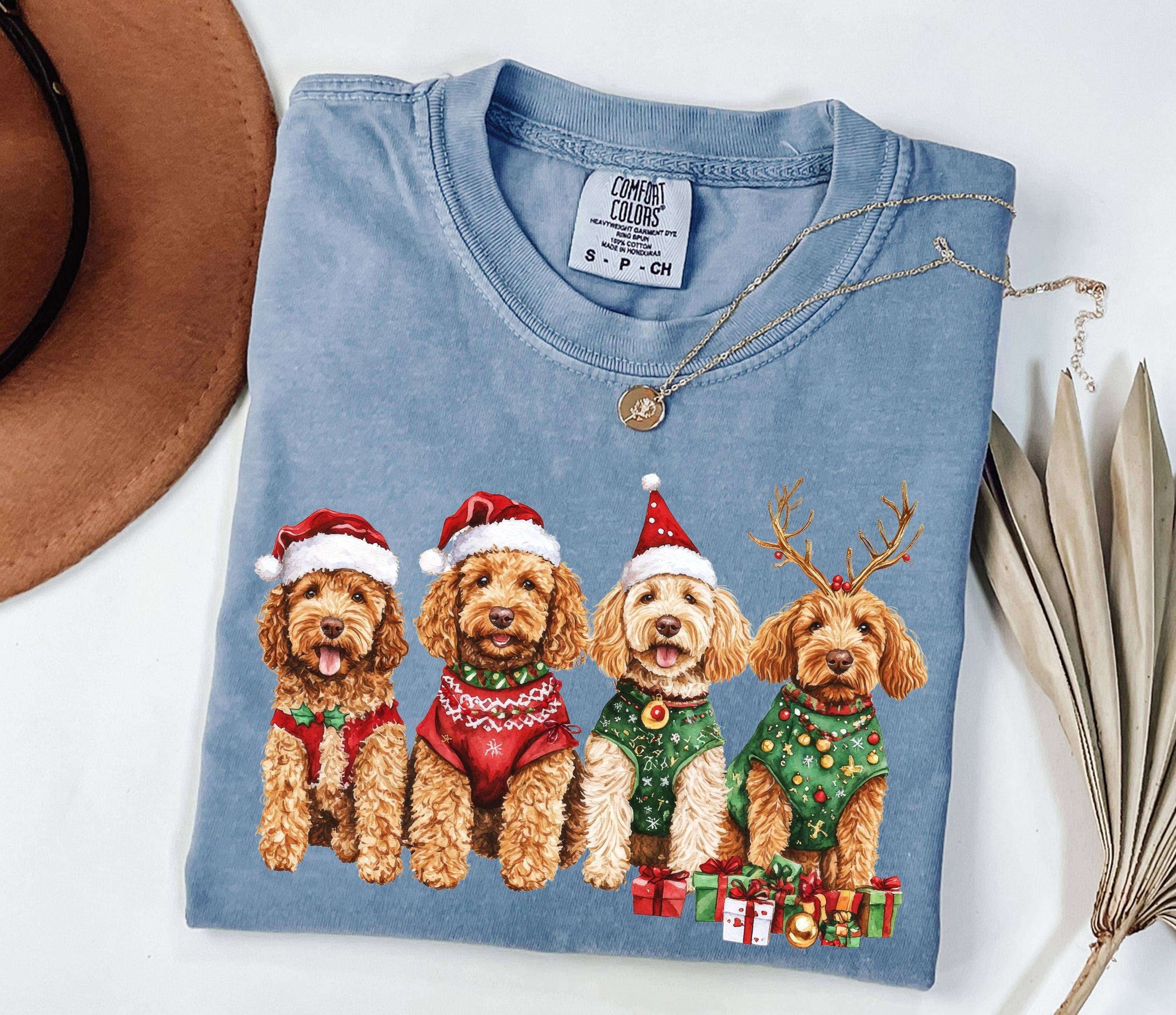 Glaime – Großhandel T-Shirt (Grafikdruck) – Damen – Comfort Colors Goldendoodle Shirt, Weihnachts-Hunde-Sweatshirt1