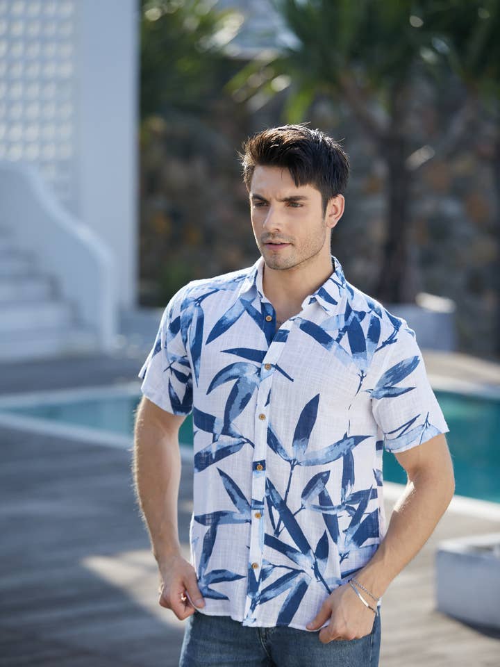 Chemise à boutons à imprimé feuilles pour la vente par The ULU Canada Ltd.