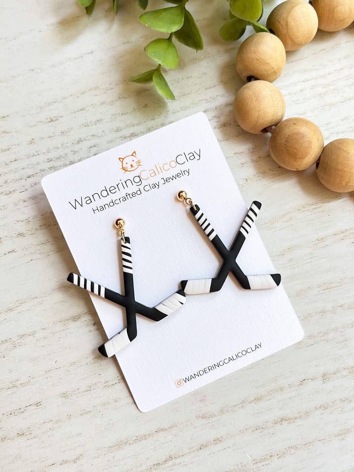 Pendientes de arcilla con forma de palos de hockey hechos a mano y joyería de equipos deportivos para venta al por mayor de WanderingCalicoClay