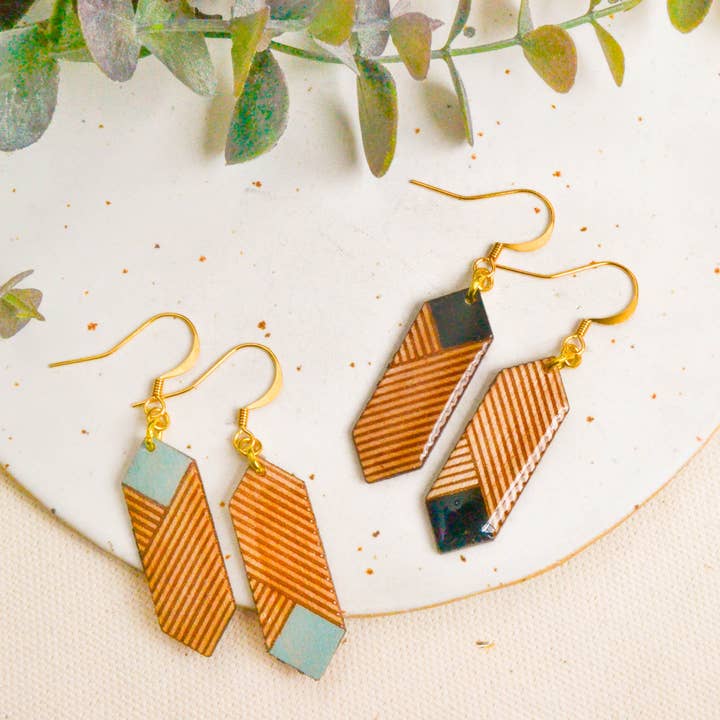 Orecchini asimmetrici/Orecchini pendenti in legno MissMatched per la vendita all'ingrosso da parte di Monkey Wood