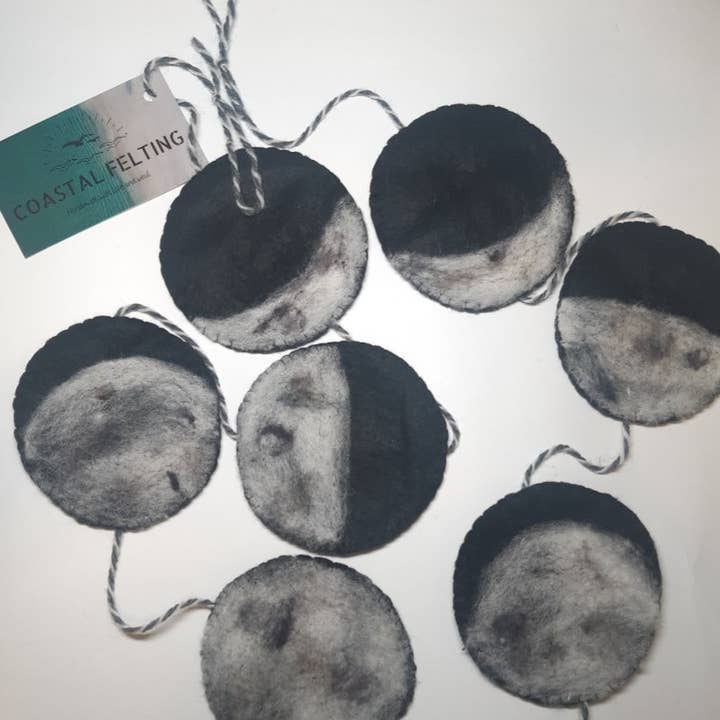 Guirnalda de fase lunar de fieltro con aguja - círculos de 3 para venta al por mayor de Coastal Felting