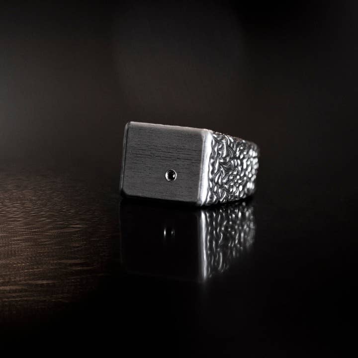 Bague Signe Labyrinthe Diamant Noir pour la vente par NicolasAmbrosio