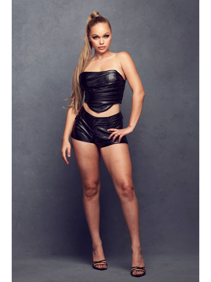 WFFS – Großhandel Shorts – Damen – Mikroshorts aus Kunstleder5