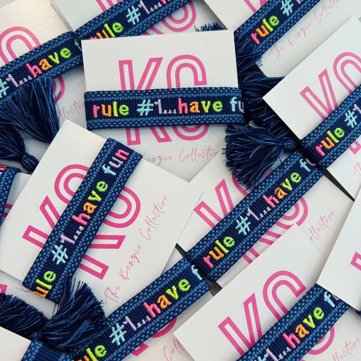 Regel Nr. 1: Mehr Spaß besticktes Quastenarmband für den Großhandel von The Kenzie Collective