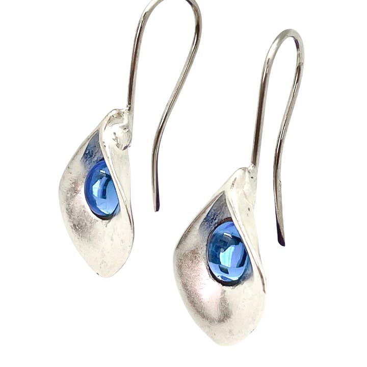 Boucle d'oreille longue en forme de calla avec cristal bleu, argent 10 µm pour la vente par Gloria Mago