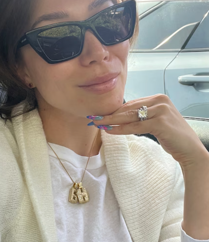 Ouro amarelo Pavé Bubble Letter Iniciais Colar em Aço Ouro 14K para venda a revendedores na Faire37