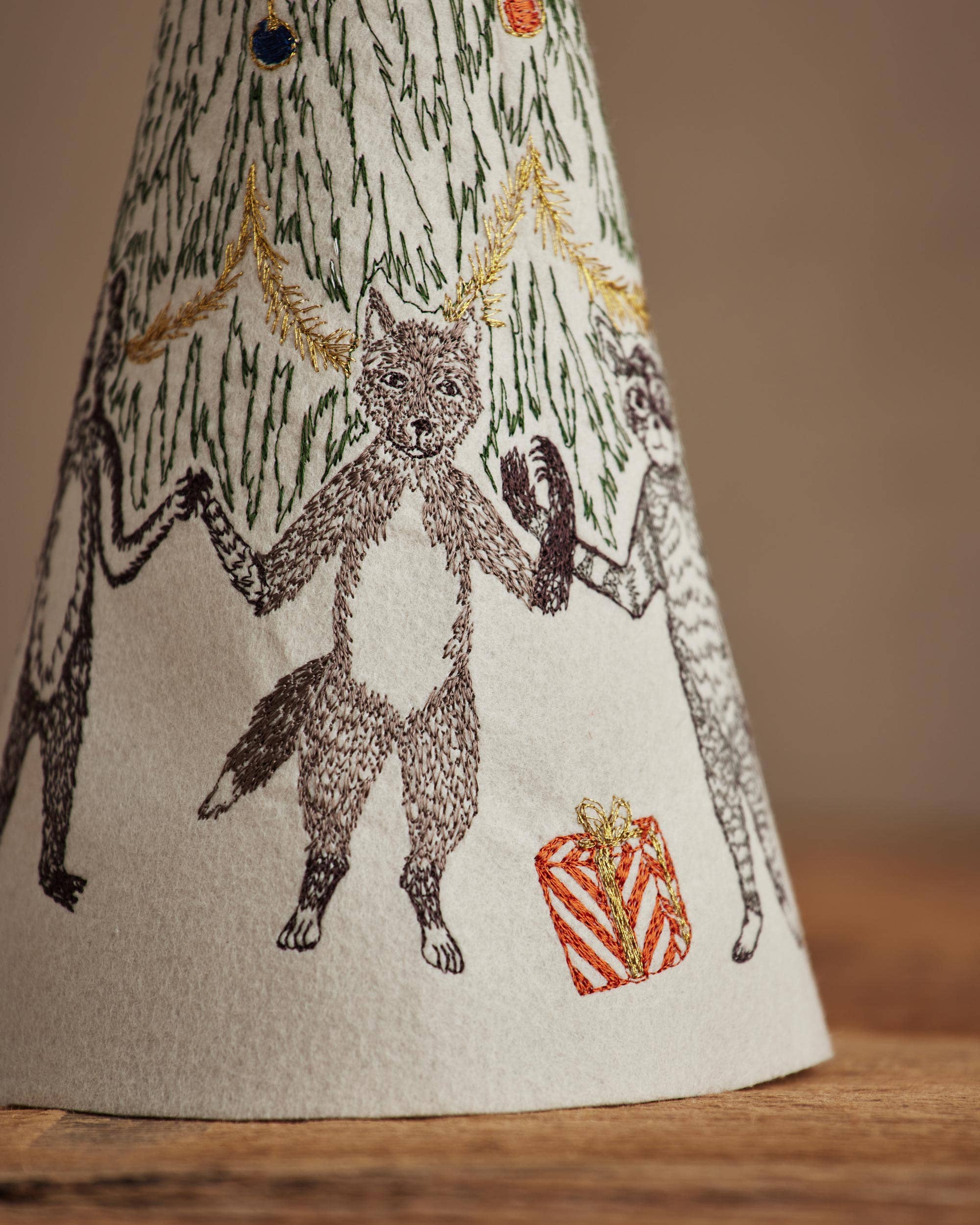 Coral & Tusk – Großhandel Weihnachtsschmuck – Ring um den Weihnachtsbaum mit Fuchs, Bär, Dachs, Wolf und Waschbär2