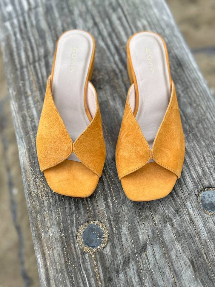 Mules en daim camel avec talon bloc 4,5 cm HOSS pour la vente par HOSS