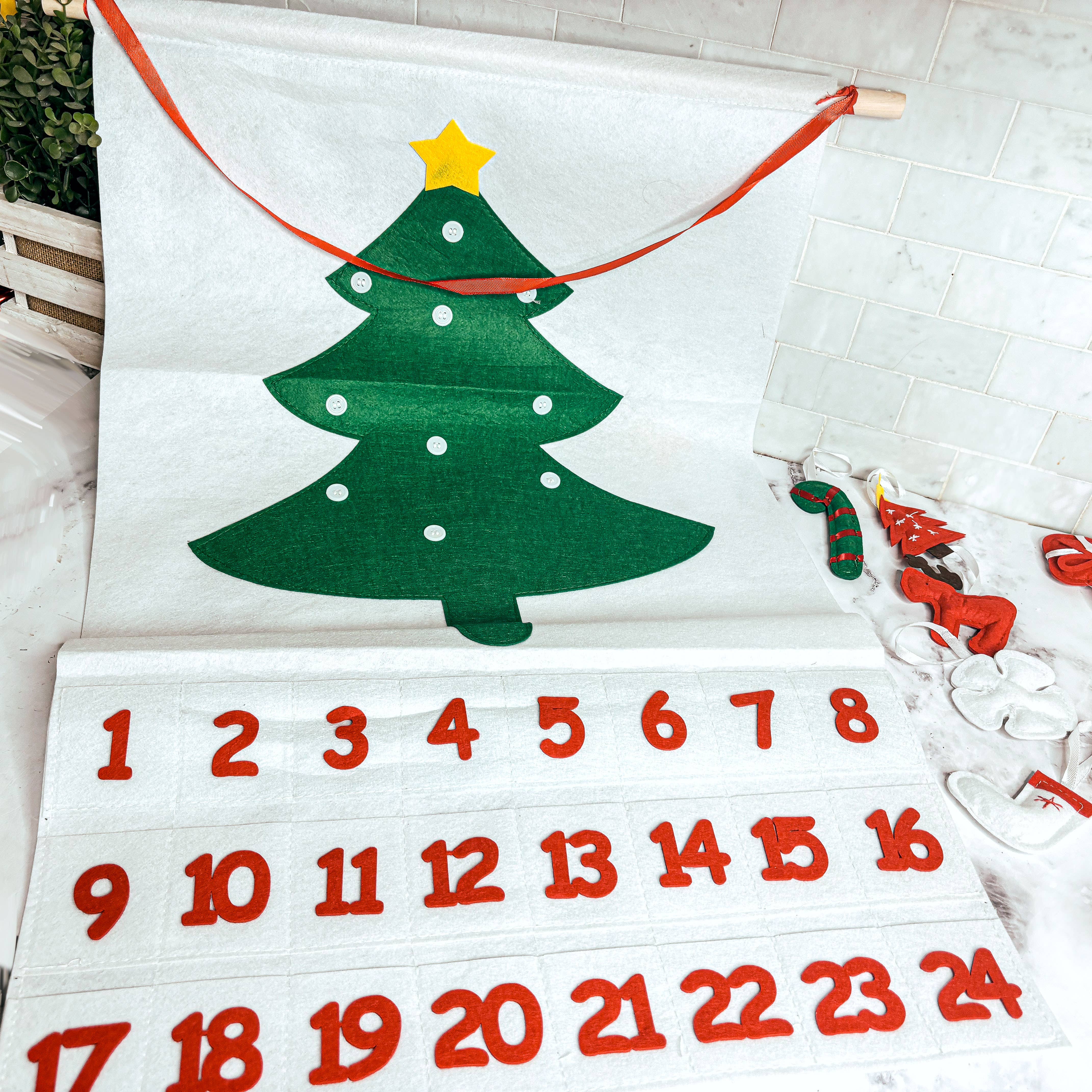 Gia Roma – Großhandel Adventskalender – Wiederverwendbarer Adventskalender aus Filz mit hängenden Plüschornamenten7