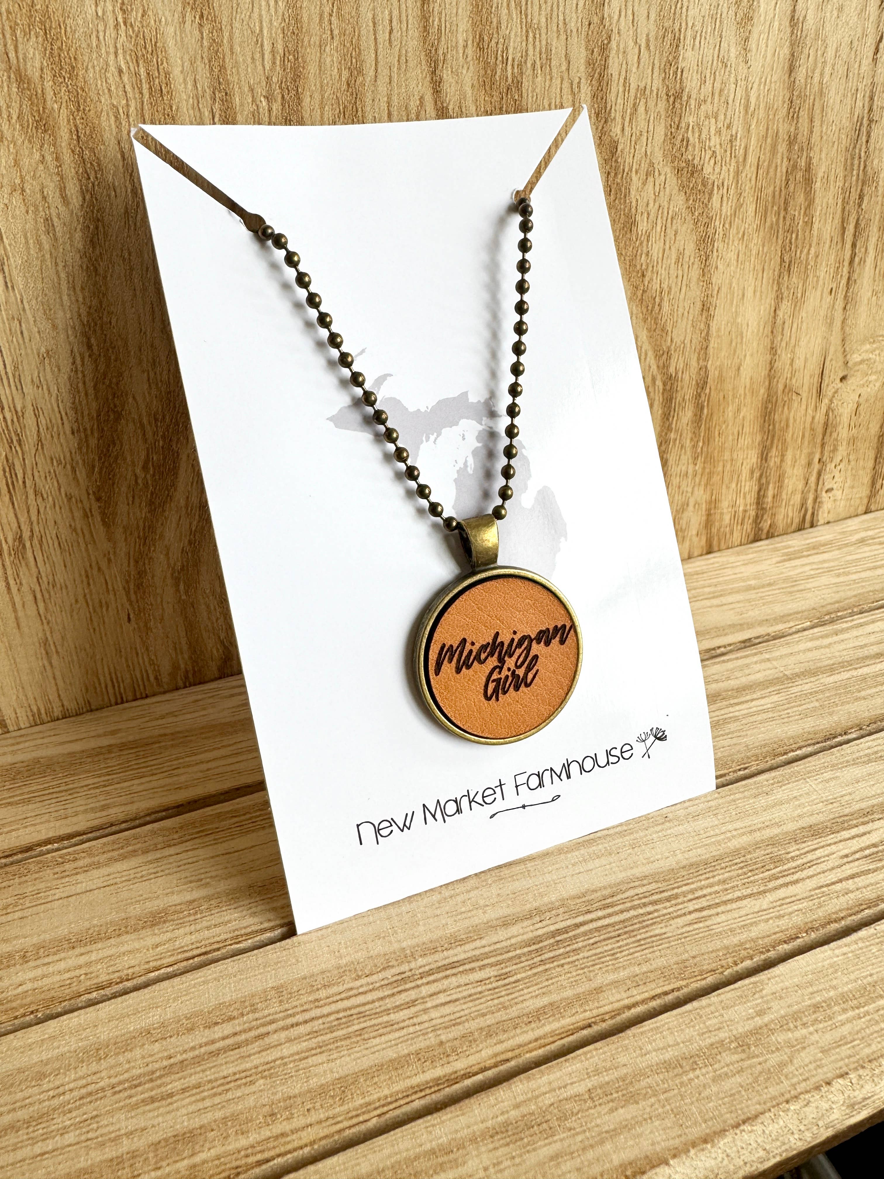 New Market Farmhouse - Vente Colliers à pendentif - Collier pendentif en cuir personnalisable « Fille de l’État »1