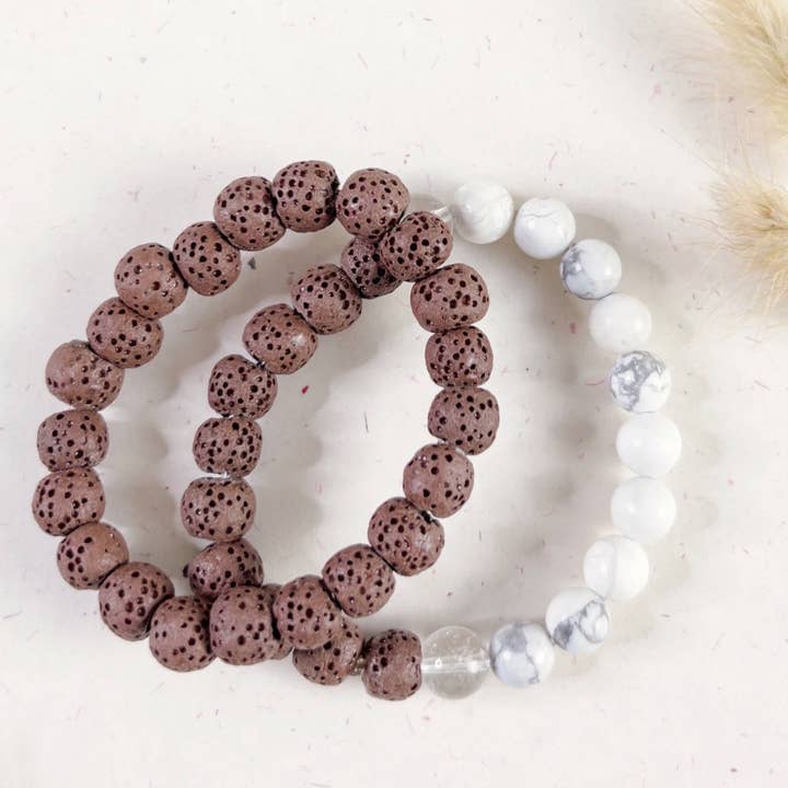 Bracelet en pierres gemmes - Pierres précieuses howlite et perles de lave pour la vente par EshnaDesign