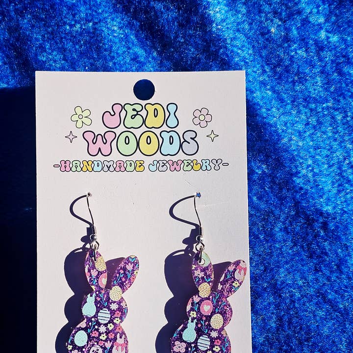 Boucles d'oreilles lapin Peep à paillettes violettes avec icônes de Pâques variées pour la vente par Jedi Woods LLC