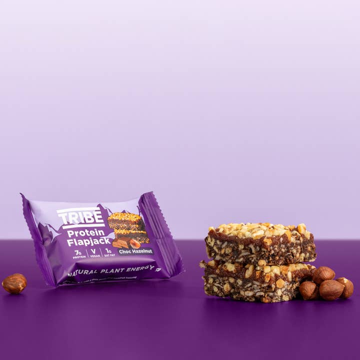 TRIBE – Großhandel Snack-Riegel – Protein Flapjack - Choc Haselnuss (12 x 50 g)
