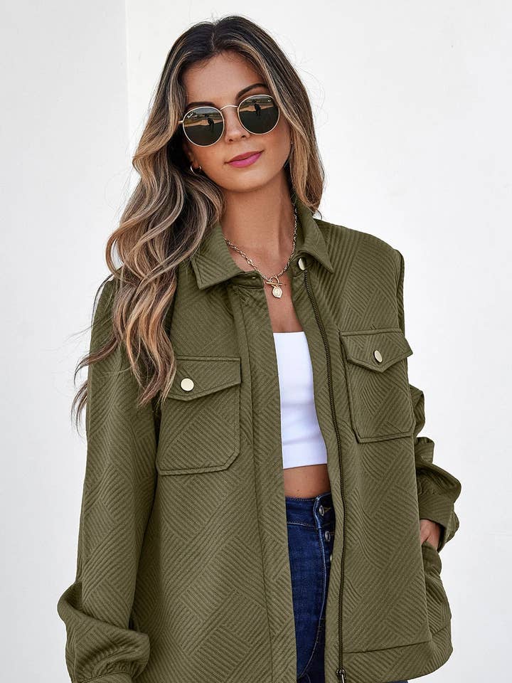 Zwartgroene effen kleur ritssluiting knoopflap zakken overhemdkraag jassen en andere Jassen wholesale inkopen. Gratis retourzendingen en een 60-dagen netto betalingstermijn op Faire.com trends op Faire.