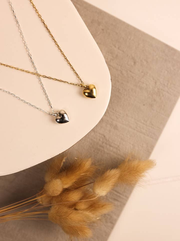 Delikat hjertehalskæde | Guld + Sølv for engroshandel hos Katie White Designs LLC