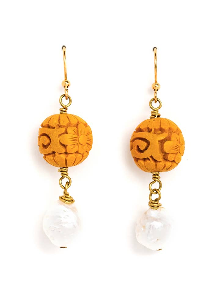 Boucles d'oreilles en cinabre et perles pour la vente par Collarbone Jewelry