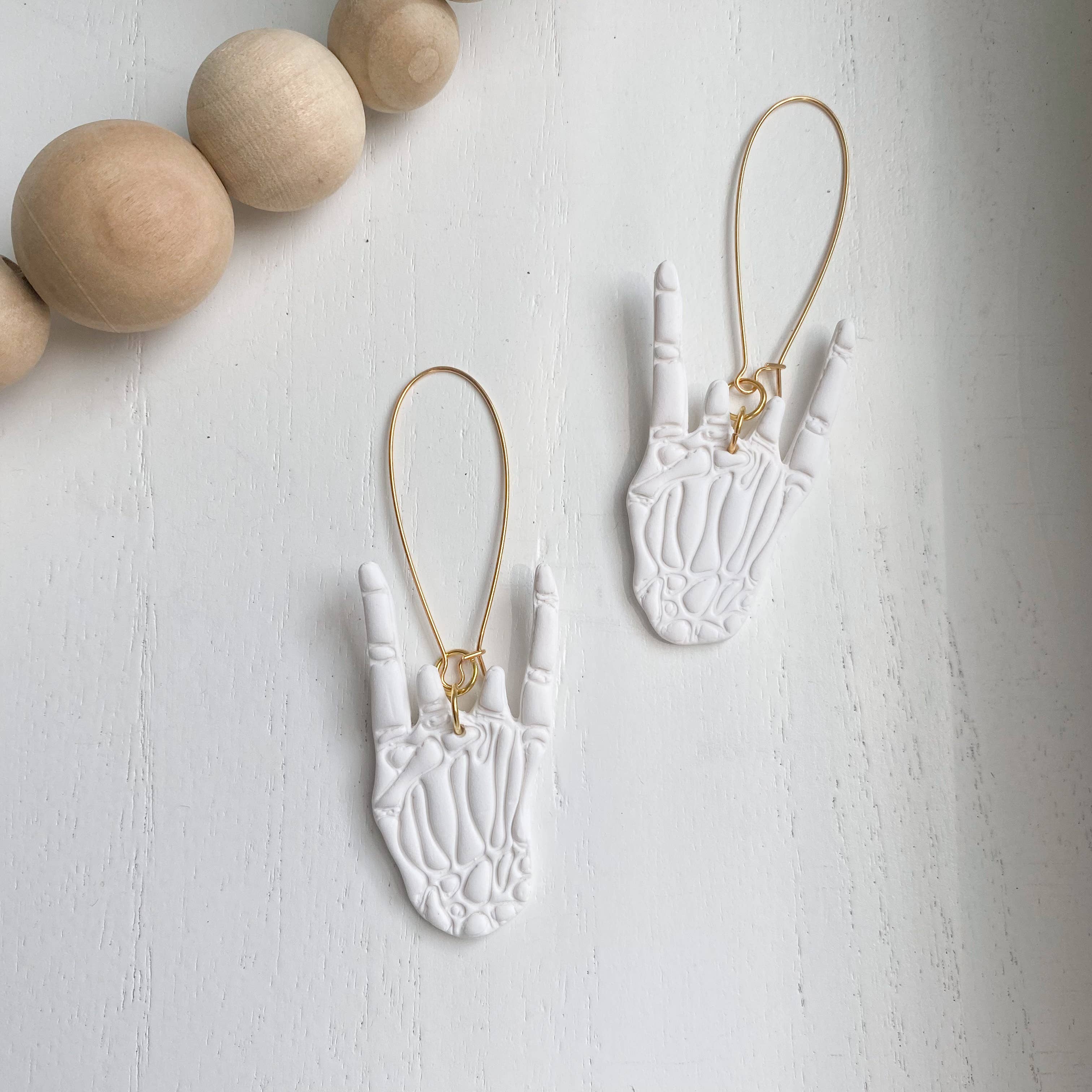 Amber Rae Studio – Großhandel Ohrhänger – Skeleton Rocker Handohrringe | Skeleton-Hand-Ohrringe3