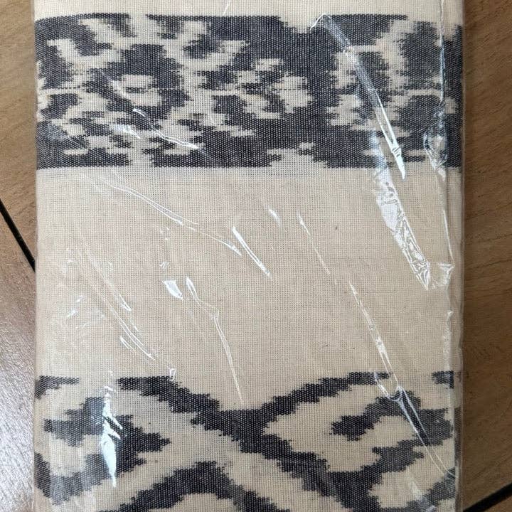 Kasih Co-op - Vendita all'ingrosso Plaid - Coperta Ikat, bianca e grigia tessuta a mano in Indonesia4