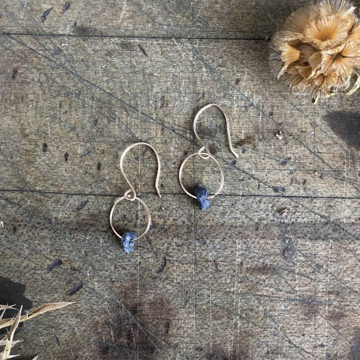 Boucles d'oreilles pierre de naissance saphir pour la vente par Emilie Shapiro Jewelry