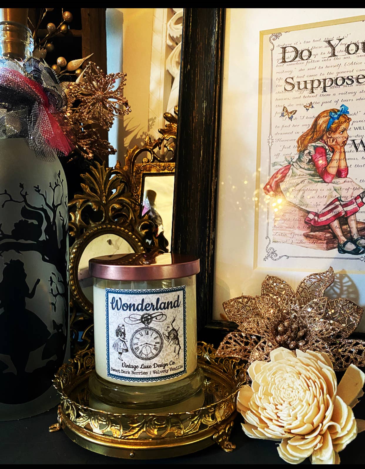 Vintage Luxe Design Co. – wholesale Burkljus – Alice Wonderland 10 Oz Soja vaxljus Whimsy Berry Vanilj5