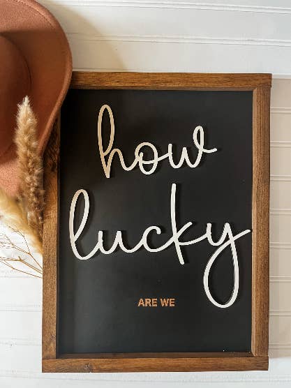 Hur lyckliga är vi träskylt för wholesale av Country Roads Rustic Decor