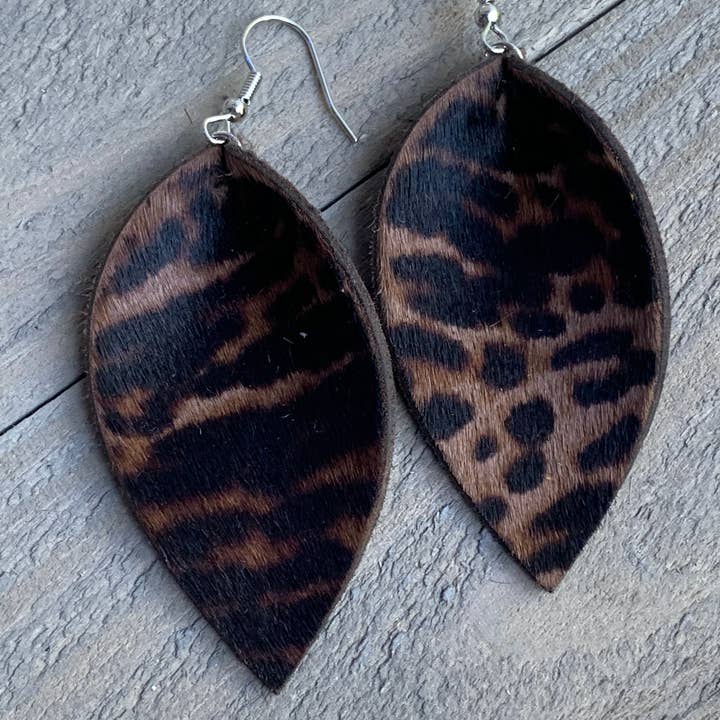 Cabelo de leopardo marrom em brincos de couro por atacado de Jill's Jewels