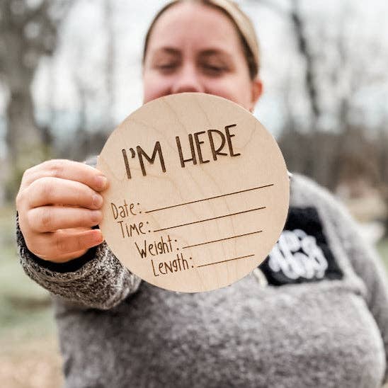 ICH BIN HIER Holz-Geburtsanzeige-Schild – 6-Zoll-Rundes Andenken zur Ankunft des Babys für den Großhandel von Lumber Revolution