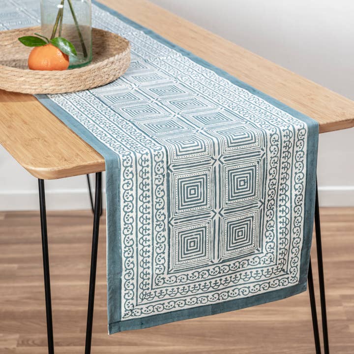 Chemin de table bleu à motif géobloc pour la vente par Effortless Trading co