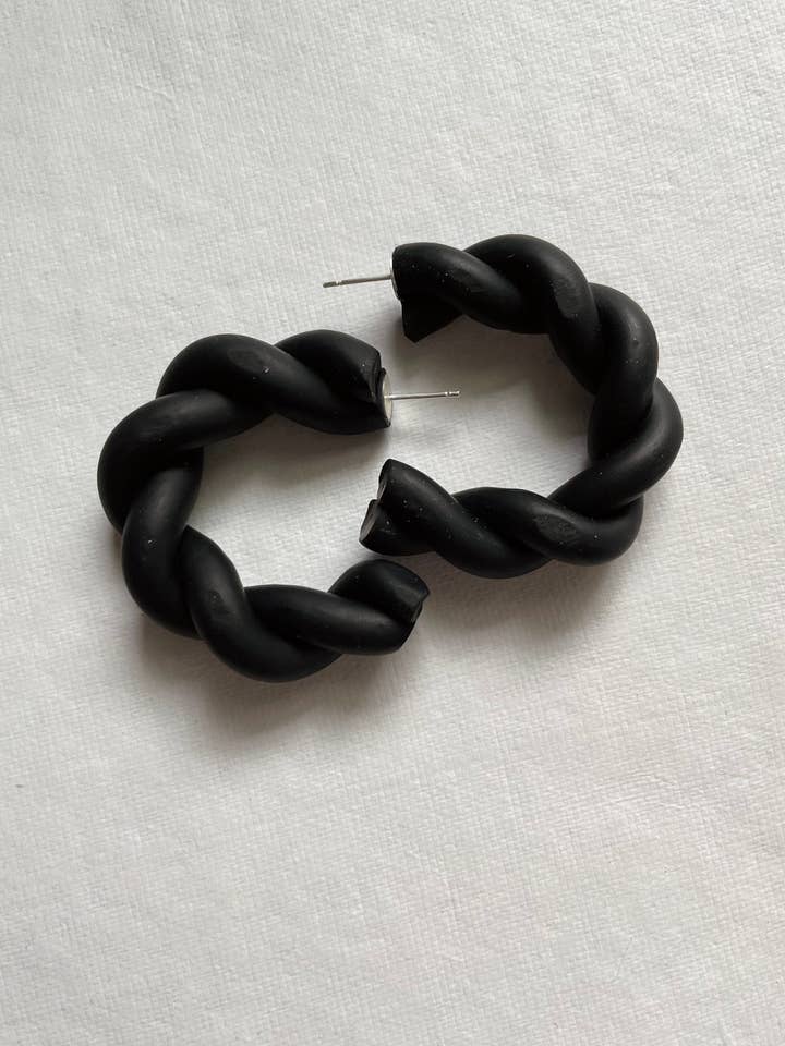 Funky Twisted hoepels voor wholesale door Kind Clay Collective