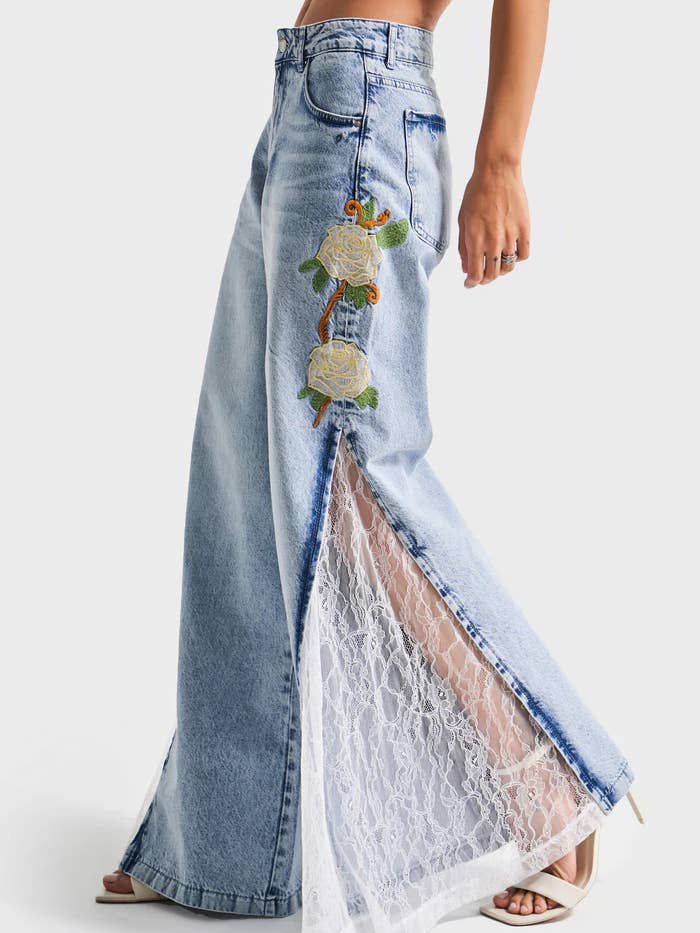 Jean en denim avec détails en dentelle brodée florale pour femmes - Hippie pour la vente par DesignofBoho