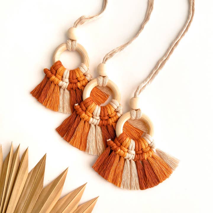 Meraki The Studio Co. – Engroshandel Dekorativ bilamulet – unisex – Macrame Bil Charm Diffuser | Bakspejl bøjle4