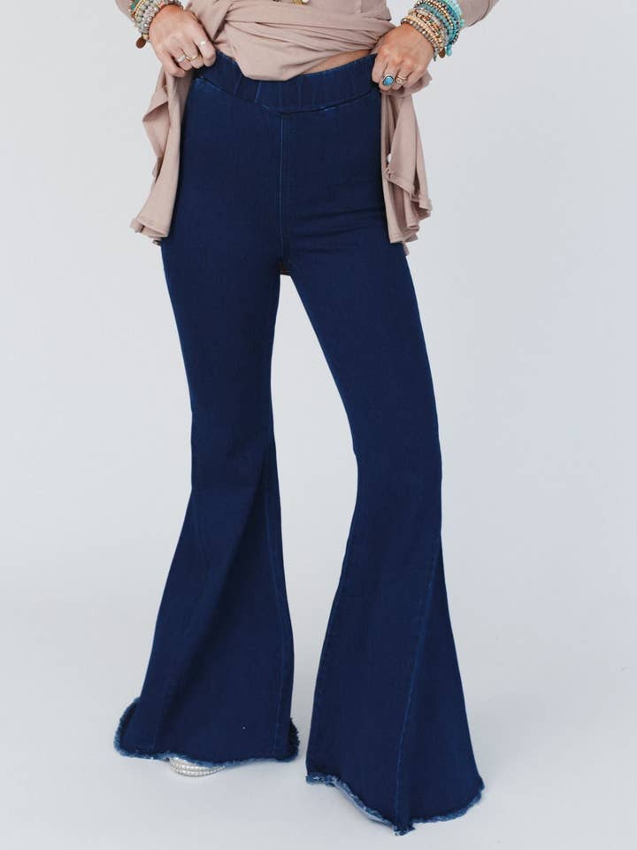 La Signature Western Flare - Denim Foncé pour la vente par Three Bird Nest