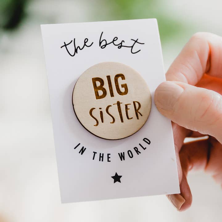 Distintivo Gravado em Madeira BIG SISTER por atacado de Jodie Gaul & Co