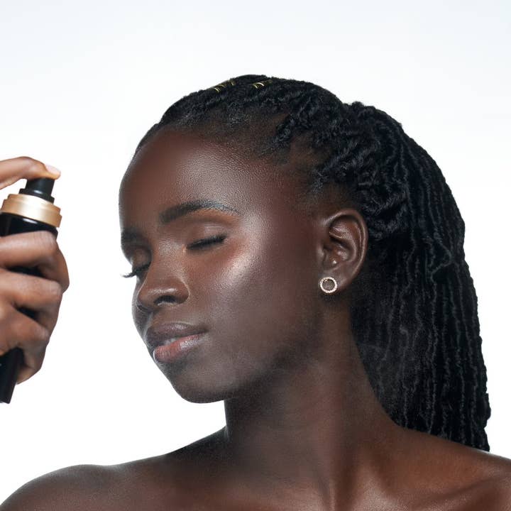 Spray fixateur Hold Me Down pour la vente par Omolewa