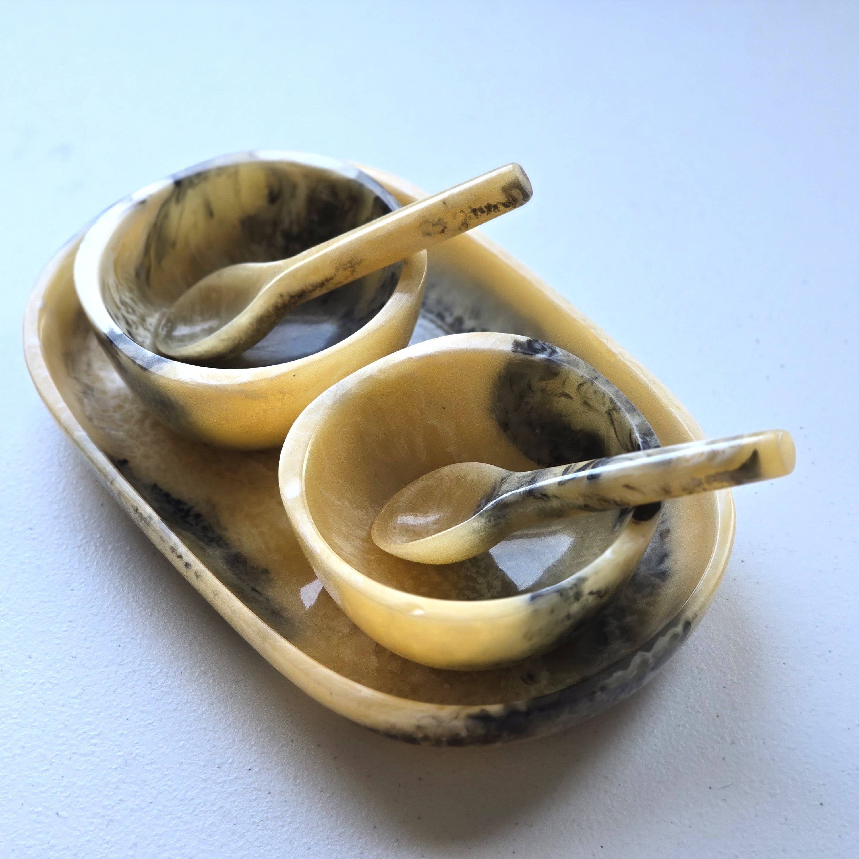 Gibb & Daan – Engroshandel Serveringsbakke – Lille serveringsbakke med 2 skåle og skeer - Håndhældt harpiks34