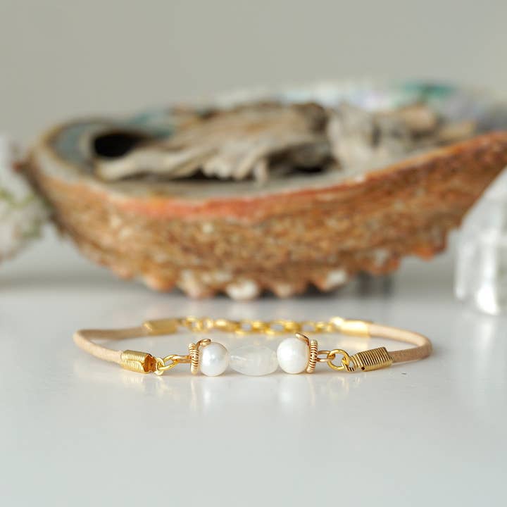 Bracciale Rainbow Moonstone, gioielli in perle, regali fatti a mano per la vendita all'ingrosso da parte di Raw Stone Elegance