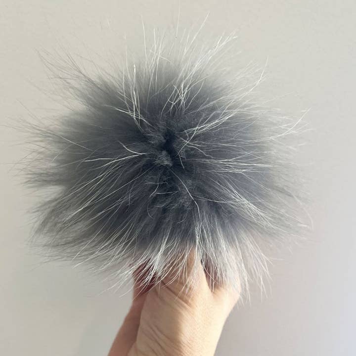Lalita's Art Shop – wholesale Mössa - Dam – Päls Pompom med platt knapp