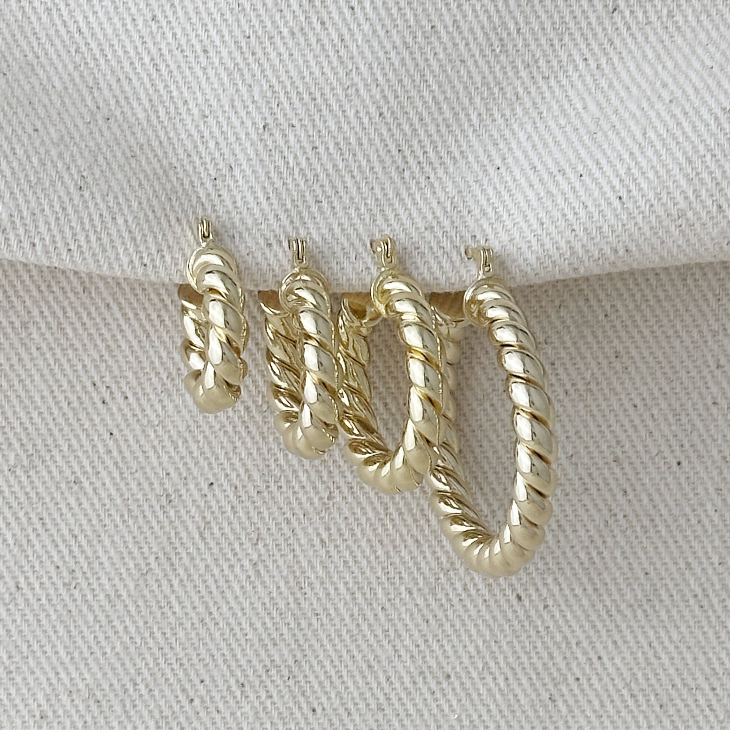 GoldFi - Wholesale Oorringen - 18k gouden Hoepeloorbellen met gedraaide buis - The Croissant Hoops8