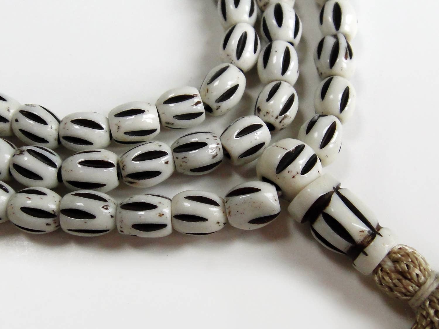 Tika – Großhandel Gebetskette für den Hals – Mala aus geschnitztem Knochen - Fass2