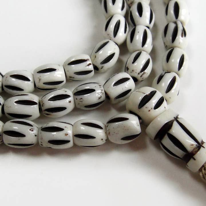 Tika – Großhandel Gebetskette für den Hals – Mala aus geschnitztem Knochen - Fass2